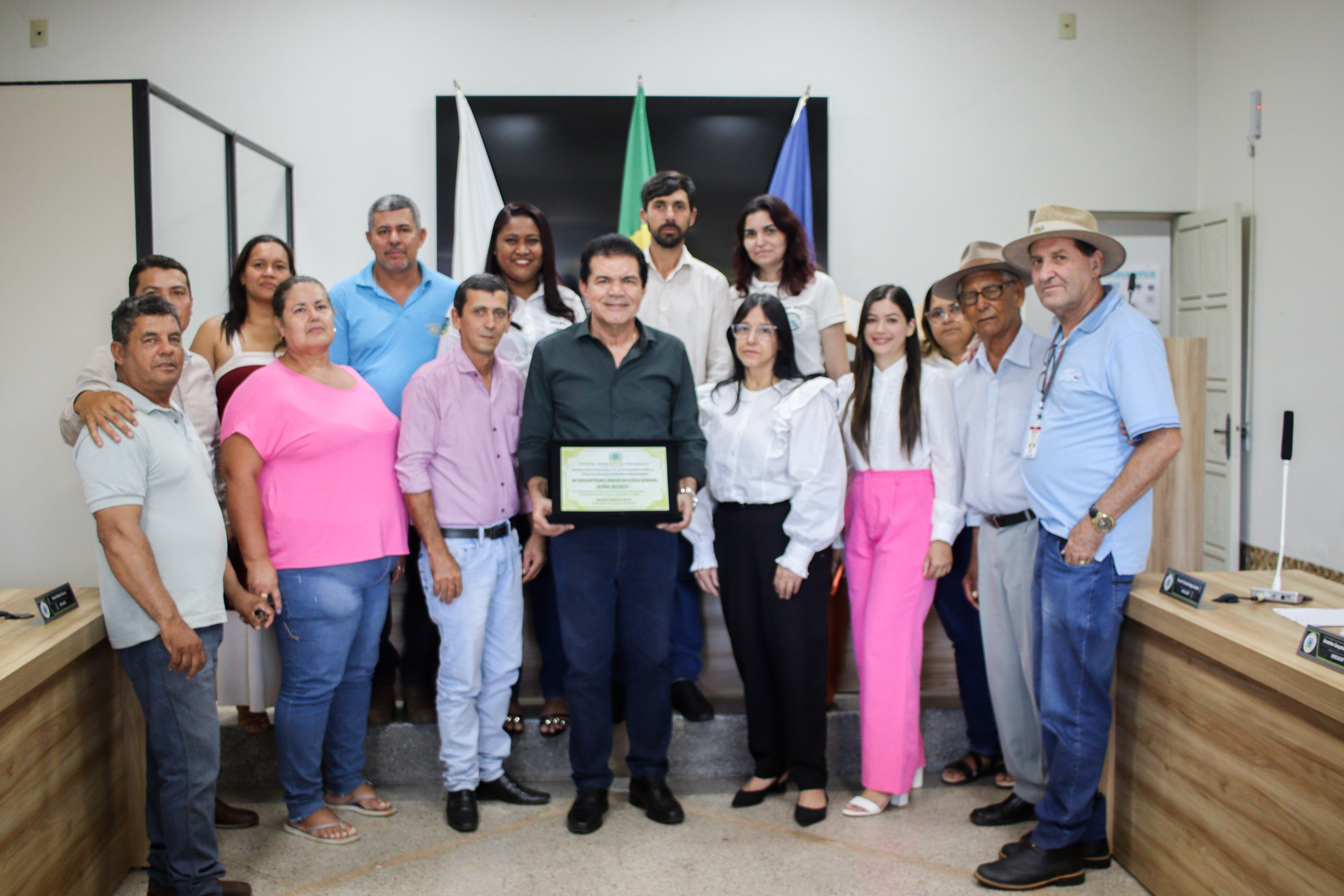A Câmara Municipal de Dom Bosco realizou, nesta terça-feira (31 de março), no Plenário José Maria Macedo França, a entrega formal do Título de Cidadania Honorária ao Deputado Estadual João Bosco (Deputado Bosco).