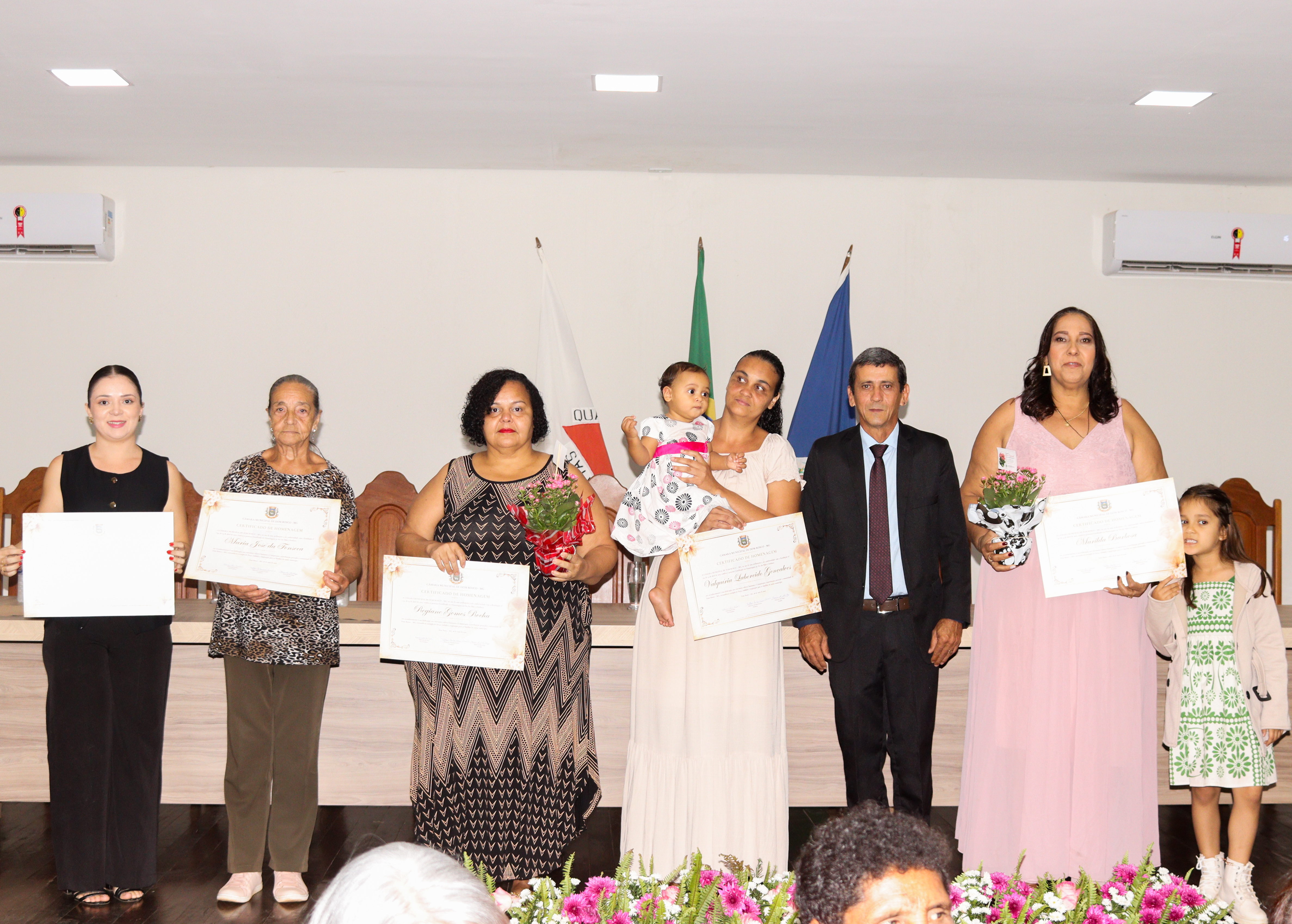 Câmara Municipal celebra o Dia das Mães com Sessão Solene emocionante no Anexo do Legislativo